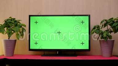 用绿色屏幕合成的电视。 电视或电视-绿色屏幕-在桌子上。 带轨道绿色屏幕的<strong>液晶电视</strong>